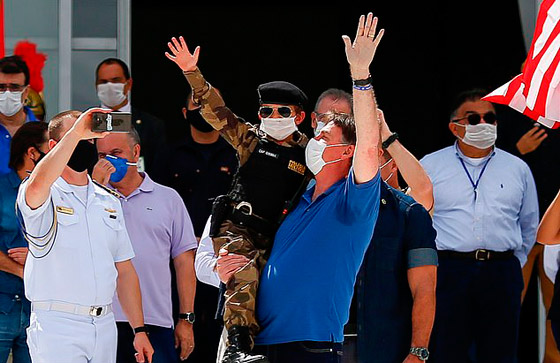 بالفيديو: رئيس البرازيل يخلع الكمامة ويستخف بفيروس كورونا مجددا! صورة رقم 3