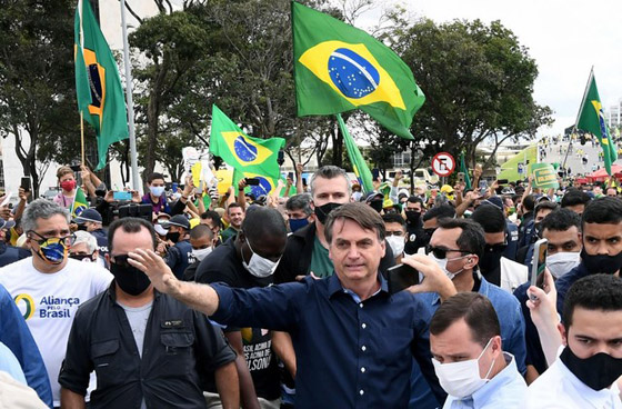 بالفيديو: رئيس البرازيل يخلع الكمامة ويستخف بفيروس كورونا مجددا! صورة رقم 5