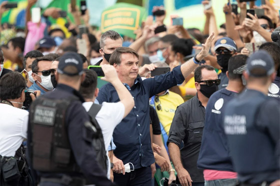 بالفيديو: رئيس البرازيل يخلع الكمامة ويستخف بفيروس كورونا مجددا! صورة رقم 1