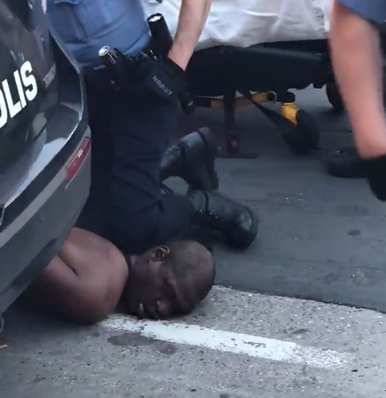 لا أستطيع التنفس.. فيديو يوثق مقتل رجل أسود بسبب المعاملة العنيفة! صورة رقم 4
