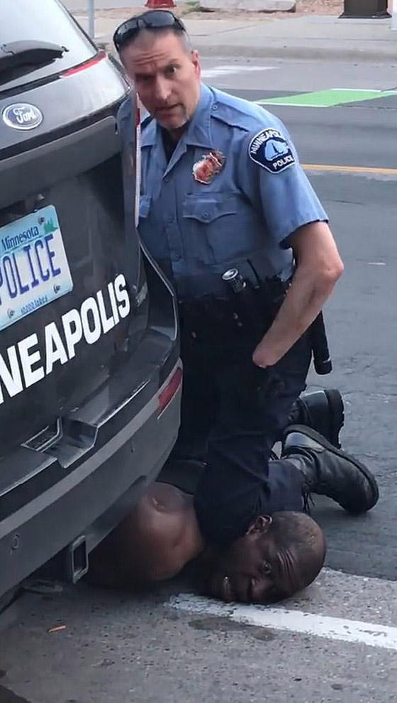 لا أستطيع التنفس.. فيديو يوثق مقتل رجل أسود بسبب المعاملة العنيفة! صورة رقم 2