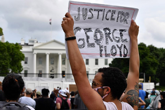 صرخة غضب أمام البيت الأبيض.. تظاهرات بالمئات للعدالة لجورج فلويد صورة رقم 1