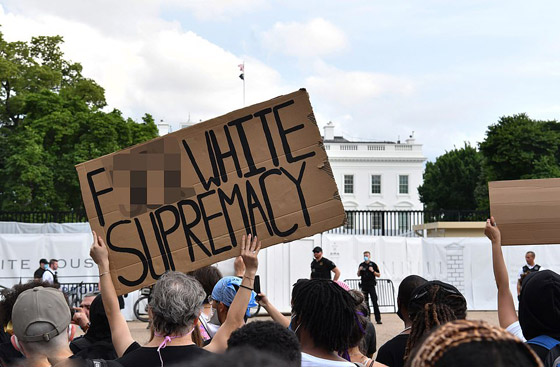 صرخة غضب أمام البيت الأبيض.. تظاهرات بالمئات للعدالة لجورج فلويد صورة رقم 4