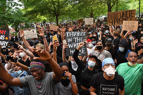 صرخة غضب أمام البيت الأبيض.. تظاهرات بالمئات للعدالة لجورج فلويد صورة رقم 5