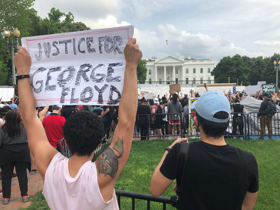 صرخة غضب أمام البيت الأبيض.. تظاهرات بالمئات للعدالة لجورج فلويد صورة رقم 8
