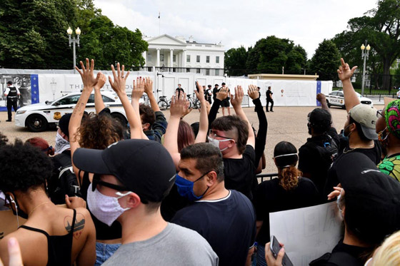 صرخة غضب أمام البيت الأبيض.. تظاهرات بالمئات للعدالة لجورج فلويد صورة رقم 9