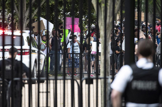 صرخة غضب أمام البيت الأبيض.. تظاهرات بالمئات للعدالة لجورج فلويد صورة رقم 10