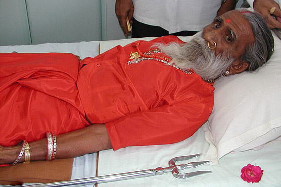 لم يأكل أو يشرب منذ سن الـ11.. وفاة يوغي هندي عن عمر 90 عاما! صورة رقم 13