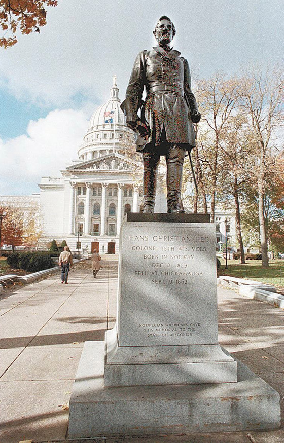 كولونيل دافع عن العبودية وحارب مع أمريكا فدنسوا تمثاله! صورة رقم 1