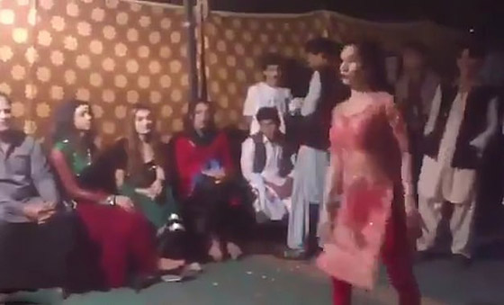 فيديو صادم.. راقصة باكستانية تتعرض لركلة مؤلمة خلال حفل زفاف! صورة رقم 1