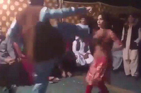 فيديو صادم.. راقصة باكستانية تتعرض لركلة مؤلمة خلال حفل زفاف! صورة رقم 3