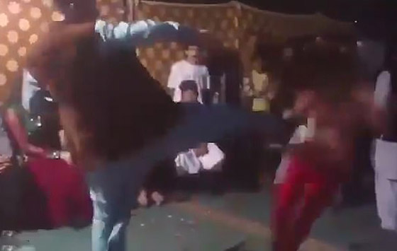 فيديو صادم.. راقصة باكستانية تتعرض لركلة مؤلمة خلال حفل زفاف! صورة رقم 4