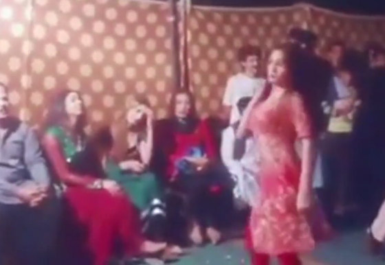 فيديو صادم.. راقصة باكستانية تتعرض لركلة مؤلمة خلال حفل زفاف! صورة رقم 2