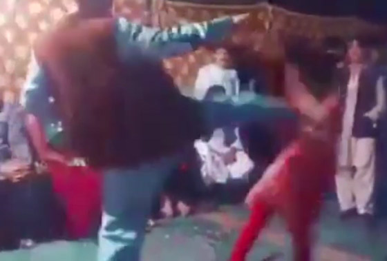 فيديو صادم.. راقصة باكستانية تتعرض لركلة مؤلمة خلال حفل زفاف! صورة رقم 5
