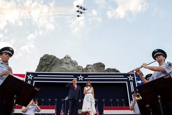 الرئيس ترامب يرتكب خطأ محرجا فادحا خلال النشيد الوطني الأمريكي! صورة رقم 8