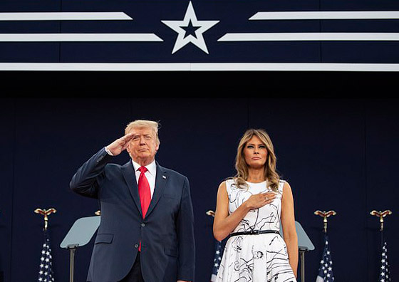 الرئيس ترامب يرتكب خطأ محرجا فادحا خلال النشيد الوطني الأمريكي! صورة رقم 2