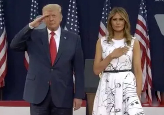 الرئيس ترامب يرتكب خطأ محرجا فادحا خلال النشيد الوطني الأمريكي! صورة رقم 5