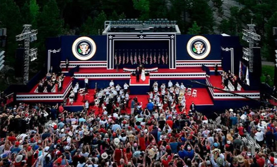 الرئيس ترامب يرتكب خطأ محرجا فادحا خلال النشيد الوطني الأمريكي! صورة رقم 9