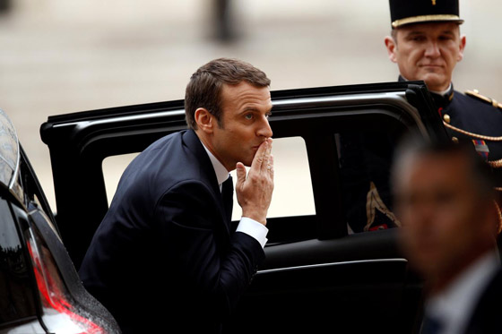 احراج رئيس فرنسا بعد أن تعطلت سيارته في بولندا! صورة رقم 3