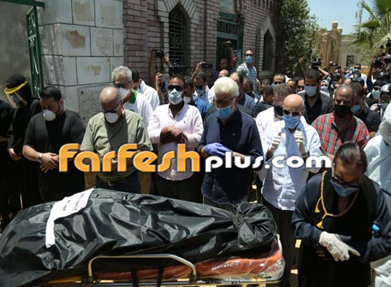 صور جنازة رجاء الجداوي في تابوت حديدي وابنتها تطرد بعض المشيعين! صورة رقم 11