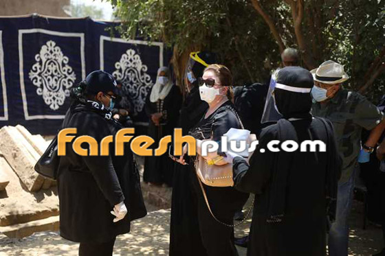 صور جنازة رجاء الجداوي في تابوت حديدي وابنتها تطرد بعض المشيعين! صورة رقم 13
