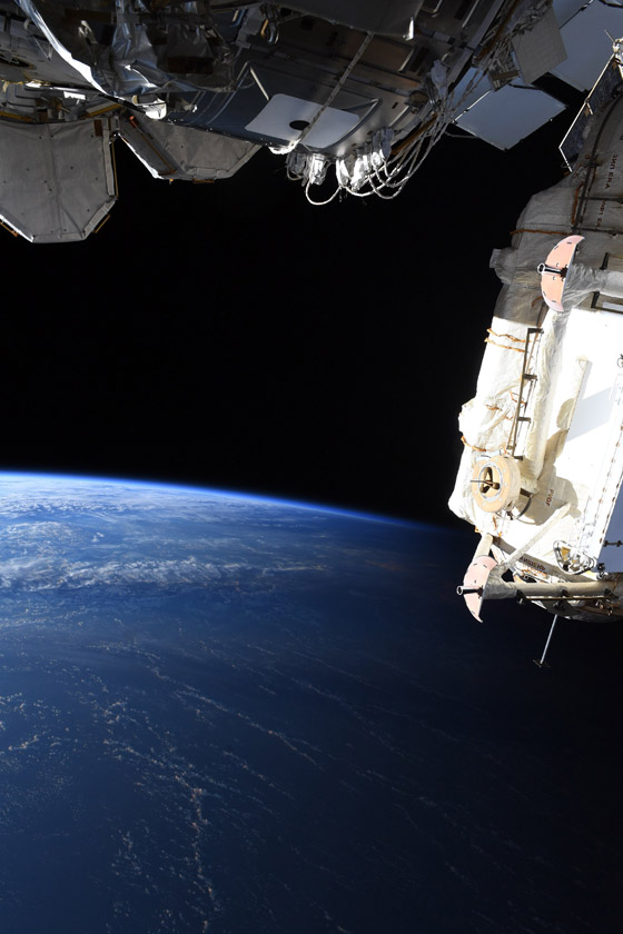 رائد فضاء يشارك لقطة مدهشة للخط الفاصل بين الليل والنهار على الأرض صورة رقم 2