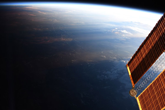 رائد فضاء يشارك لقطة مدهشة للخط الفاصل بين الليل والنهار على الأرض صورة رقم 3