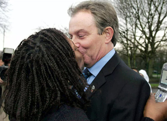 بالصور.. شاهدوا قبلات من أشهر الشخصيات السياسية العالمية صورة رقم 15