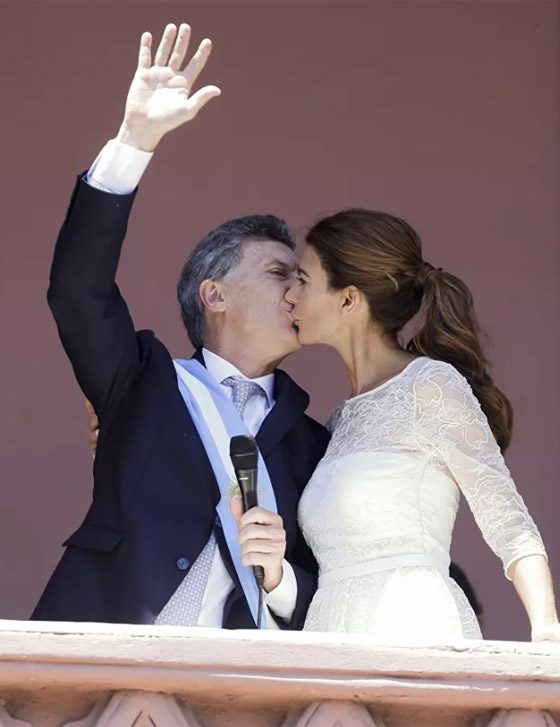 بالصور.. شاهدوا قبلات من أشهر الشخصيات السياسية العالمية صورة رقم 16