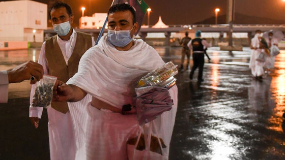 ضيوف الرحمن يبدؤون رمي الجمرة الكبرى.. وصلاة استثنائية بعدد محدود صورة رقم 10