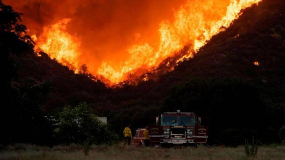 بالصور: حريق ضخم في كاليفورنيا يجبر الآلاف على ترك منازلهم صورة رقم 20