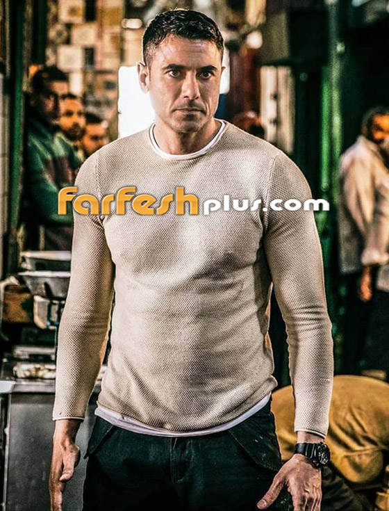 فيديو أحمد عز يفاجئ جمهوره بغناء (بتخاصمني حبة) لايف على المسرح صورة رقم 8