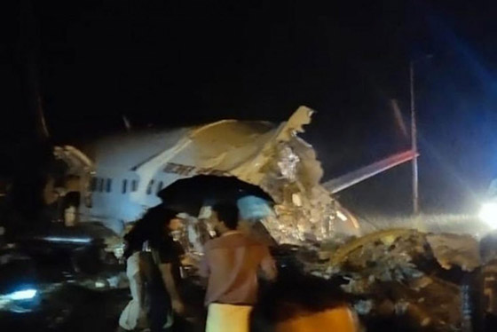 انشطار طائرة هندية لدى هبوطها وسقوط ضحايا صورة رقم 1