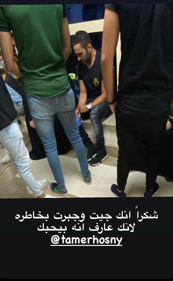  9 مواقف إنسانية لتامر حسني: تكفل بمرضى وانحنى لفتاة بكرسي متحرك صورة رقم 2