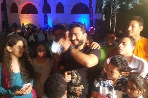  9 مواقف إنسانية لتامر حسني: تكفل بمرضى وانحنى لفتاة بكرسي متحرك صورة رقم 8