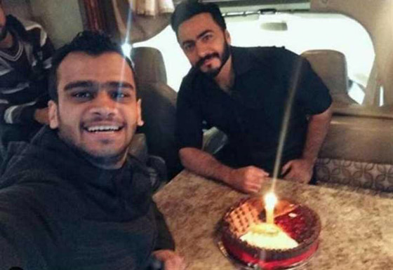  9 مواقف إنسانية لتامر حسني: تكفل بمرضى وانحنى لفتاة بكرسي متحرك صورة رقم 1