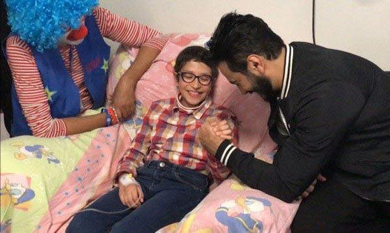  9 مواقف إنسانية لتامر حسني: تكفل بمرضى وانحنى لفتاة بكرسي متحرك صورة رقم 10