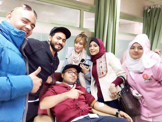  9 مواقف إنسانية لتامر حسني: تكفل بمرضى وانحنى لفتاة بكرسي متحرك صورة رقم 6