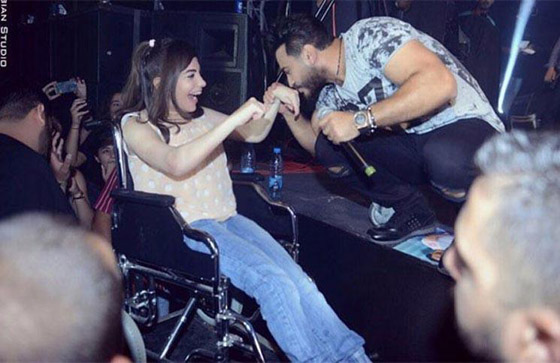  9 مواقف إنسانية لتامر حسني: تكفل بمرضى وانحنى لفتاة بكرسي متحرك صورة رقم 7