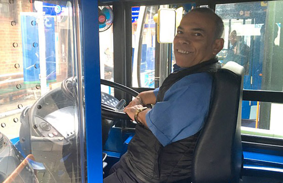 فيديو وصور: مهاجر عربي يحصل على لقب أقصر سائق حافلة في العالم صورة رقم 5