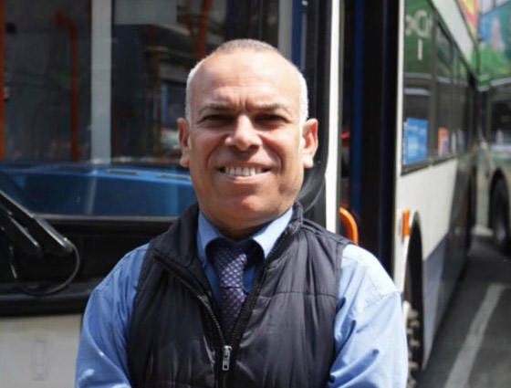 فيديو وصور: مهاجر عربي يحصل على لقب أقصر سائق حافلة في العالم صورة رقم 13