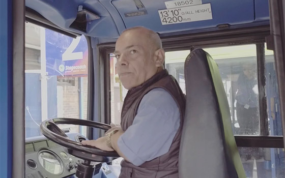 فيديو وصور: مهاجر عربي يحصل على لقب أقصر سائق حافلة في العالم صورة رقم 17