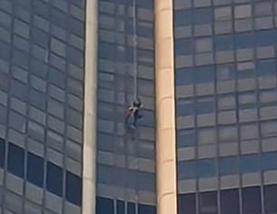 بالفيديو.. مغامر يتسلق أعلى ناطحة سحاب بدون معدات أمان كسبايدرمان صورة رقم 2