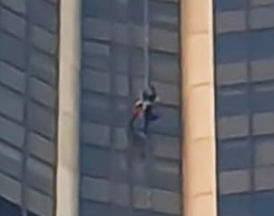 بالفيديو.. مغامر يتسلق أعلى ناطحة سحاب بدون معدات أمان كسبايدرمان صورة رقم 3