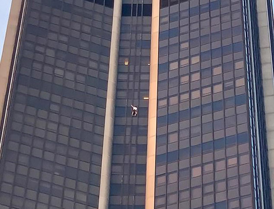 بالفيديو.. مغامر يتسلق أعلى ناطحة سحاب بدون معدات أمان كسبايدرمان صورة رقم 1