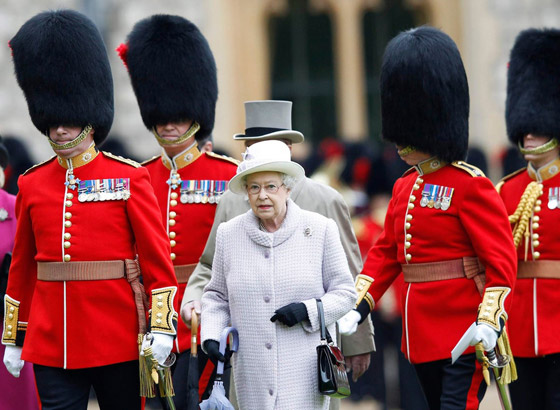 هل سيتخلى حراس ملكة بريطانيا عن قبعات فراء الدببة التقليدية؟ صورة رقم 2