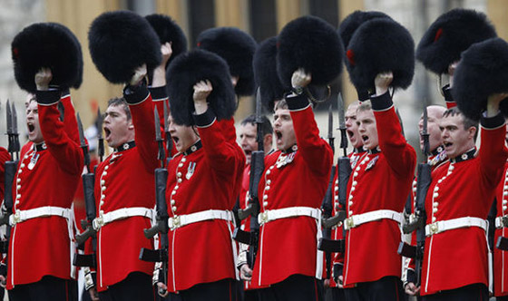 هل سيتخلى حراس ملكة بريطانيا عن قبعات فراء الدببة التقليدية؟ صورة رقم 5