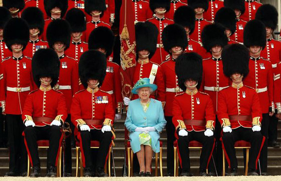 هل سيتخلى حراس ملكة بريطانيا عن قبعات فراء الدببة التقليدية؟ صورة رقم 8
