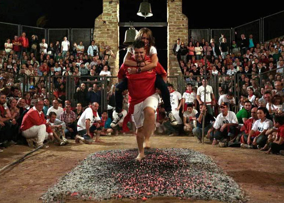 تعرفوا إلى 7 عادات ثقافية غريبة حول العالم ما زالت تمارس حتى يومنا هذا صورة رقم 6 تعرفوا إلى 7 عادات ثقافية غريبة حول العالم ما زالت تمارس حتى يومنا هذا صورة رقم 6