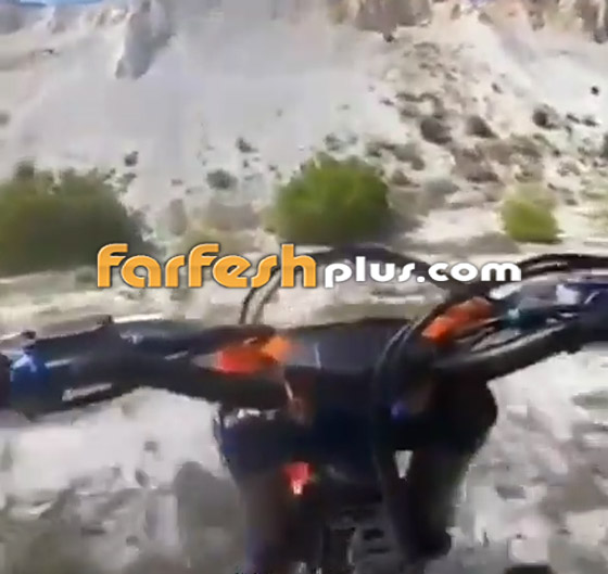 فيديو سقوط راكب دراجة نارية بعد محاولة صعود منحدر صخري والتحليق صورة رقم 2